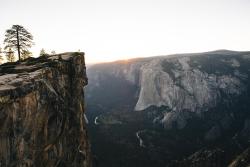 earthporn-org:  Sunset at Taft Point, Yosemite