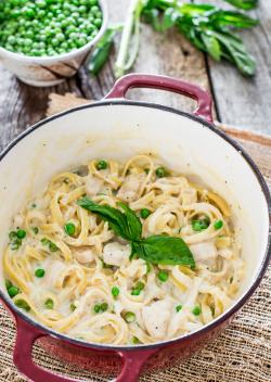 do-not-touch-my-food:  Chicken and Peas Fettuccine Alfredo