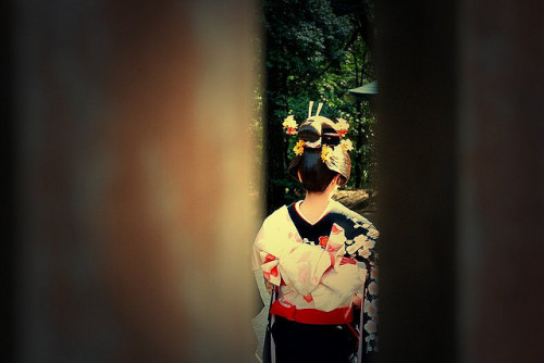 stalking a geisha by jessleecuizon on Flickr.