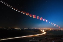 sixpenceee:  Super blood moon eclipse. Image Credit: Paweł Uchorczak. @sixpenceee