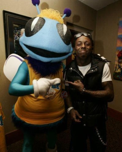 For #ThrowbackThursday today, here is Lil Wayne with the Hornets mascot Hugo https://www.lilwaynehq.