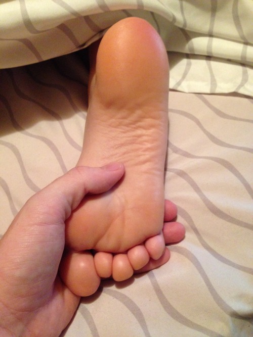 leighlovelyfeet:  More amazing shots of Leigh’s Lovely sleeping soles! ;) 