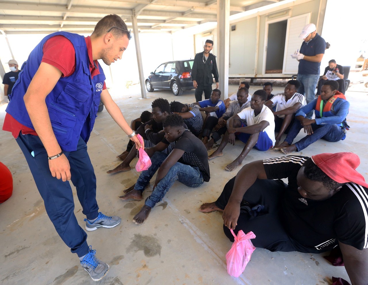 NAUFRAGIO. Miembros de las fuerzas de seguridad libias transportan los cadáveres de bebés mientras los migrantes que sobrevivieron al hundimiento de un bote inflable frente a las costas de Libia son llevados a tierra en al-Hmidiya, al este de la...