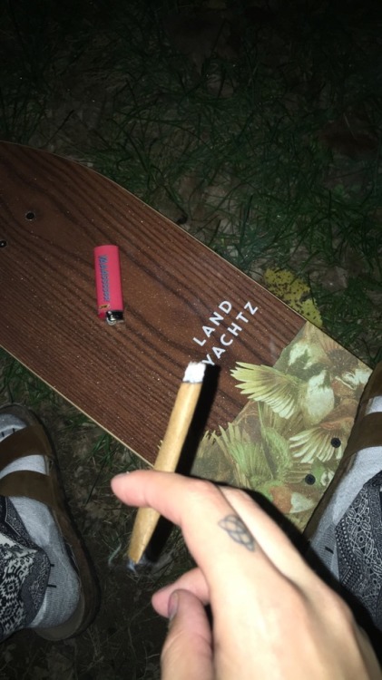 hippie-qt:  Been on a blunt kick lately 😩  Also look at my fucking board I’m in love