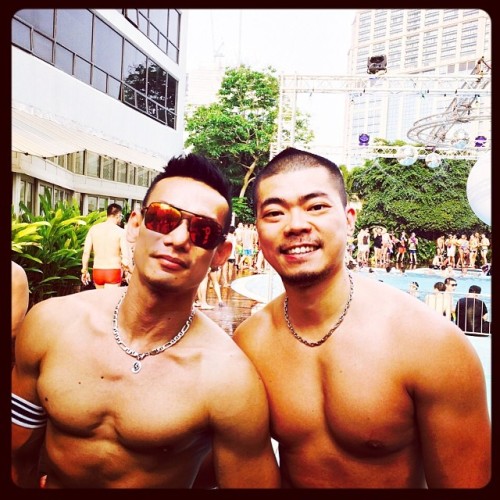 chinesemale:  #throwback #SK8 #poolParty with my son by ethanboon http://ift.tt/1sEupzf  Wow! nice shot.