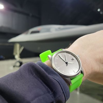 Instagram Repost

nefronds

Damasko DS-30 grey dial at Wright Patterson AFB Museum with the B2 Stealth Bomber! Apparently this plane cost $2 billion each. So cool to see in person!

Awesome place to visit, so many great planes and its free to get in.

#damasko #wristshot #b2stealthbomber #airforce #watch [ #damasko #monsoonalgear #toolwatch #watch ]