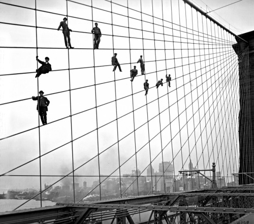 E. de Salignac - New York, Brooklyn Bridge, peintres sur les câbles en suspension, octobre 1914.