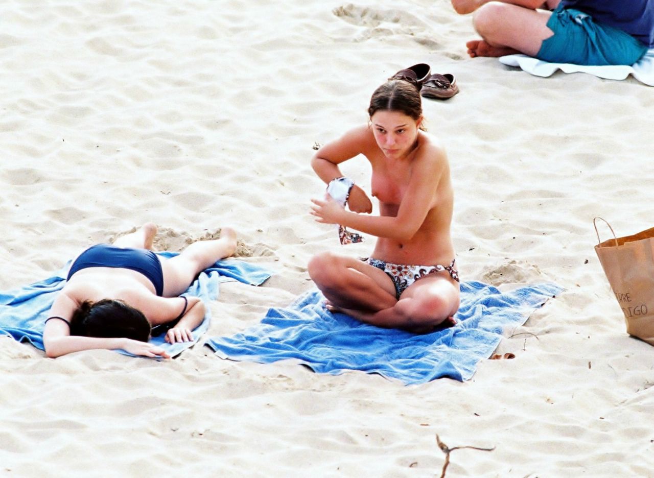 celebs-pokies:  Natalie Portman topless at the beach [album] 