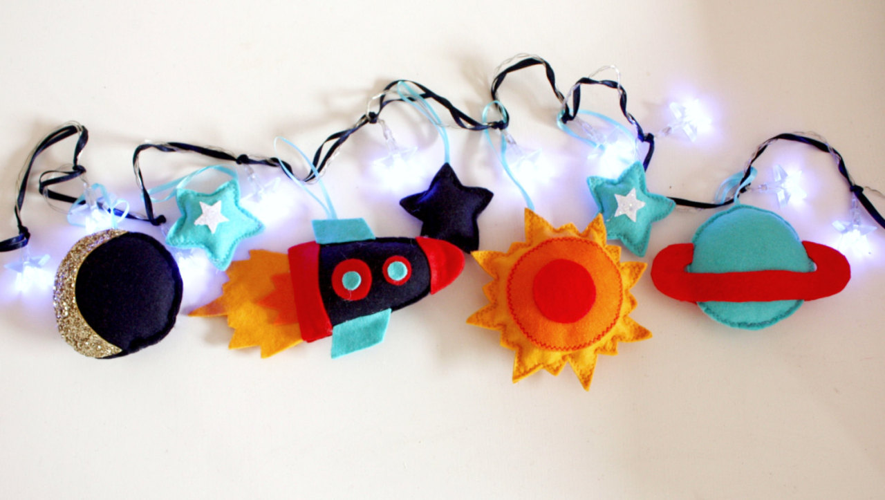 sosuperawesome:  Felt string lights by ButtonOwlBoutique on Etsy 