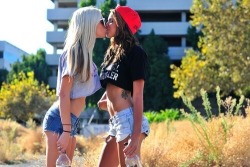 lipstick-lesbian:  ♀♡♀