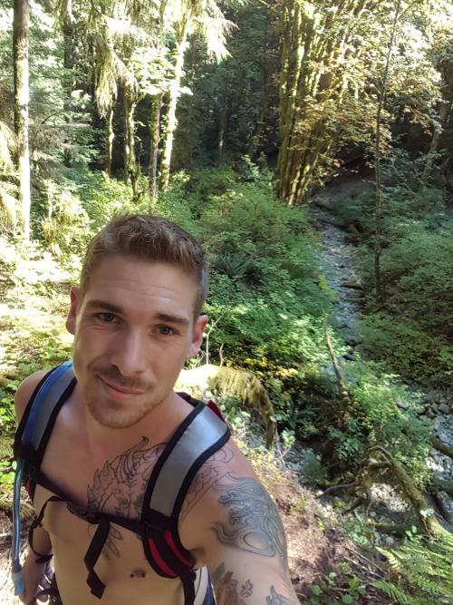 straightbaitedguys:  I definitely wouldn’t mind go hiking with him ;)