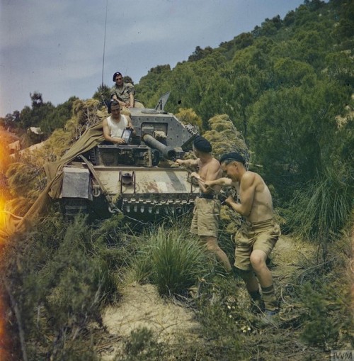 A crew from the 16/5 Lancers, 6th Armoured Division, clearthe 6-pounder gun barrel of their Crusader