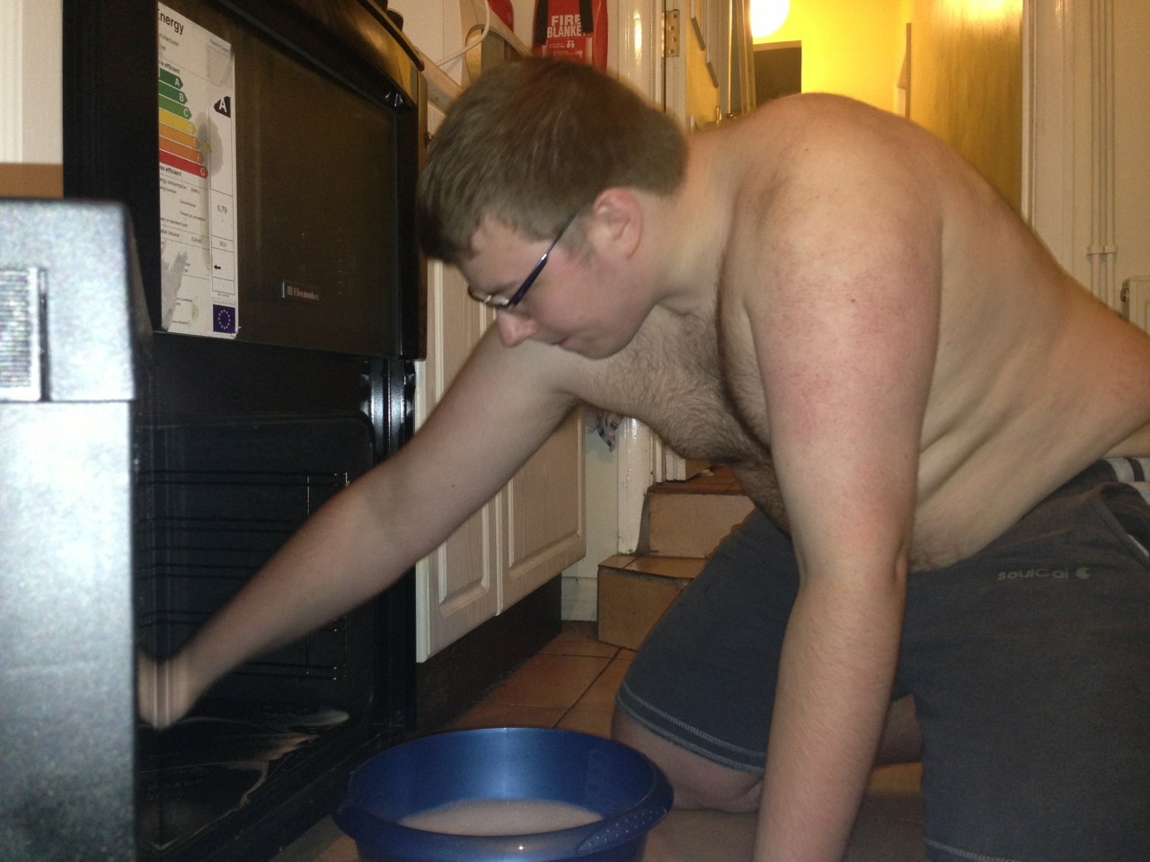 nickthegeekbear:  basinglad:  Thought this would make cleaning the oven more interesting.
