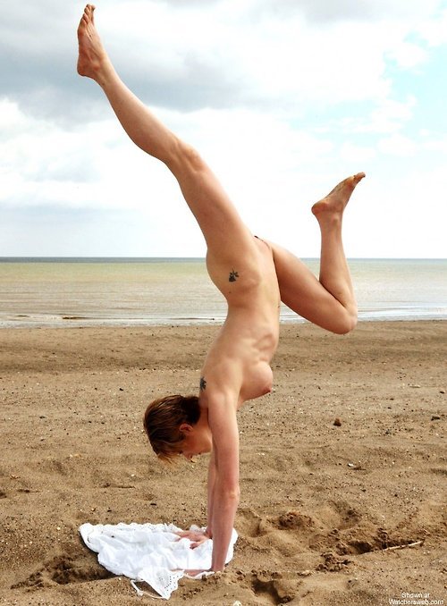 Gymnasts do I&rsquo;d upside down