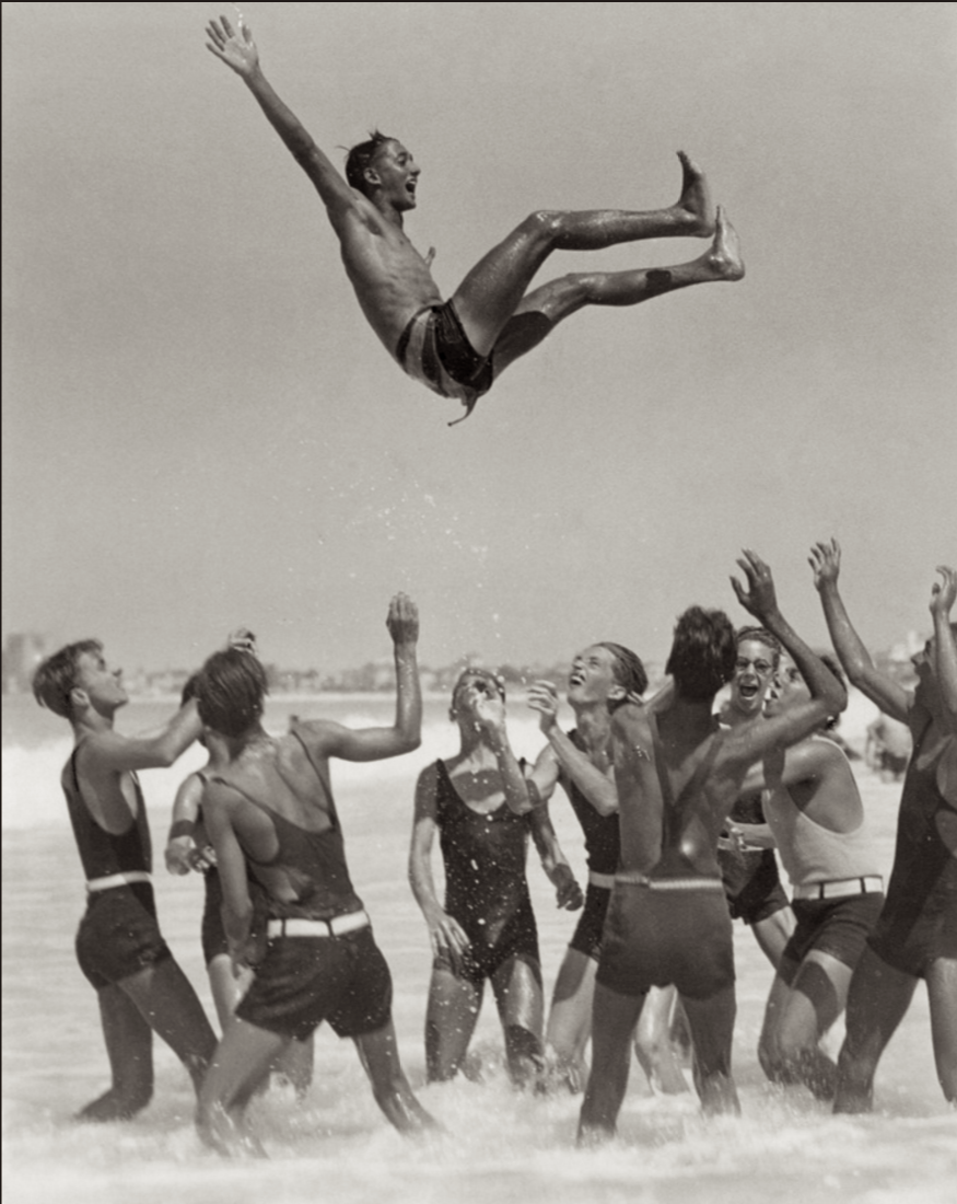 thenewloverofbeauty:Martin Munkacsi:  Bathers,  Hungary . (1920s)
