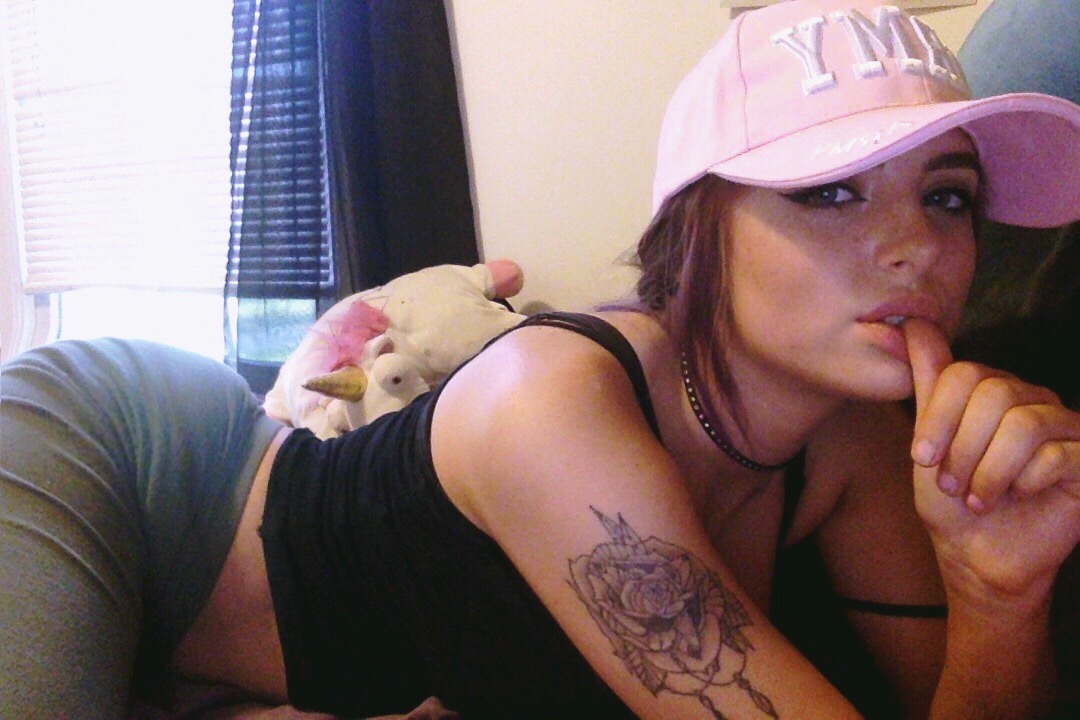 goldennfoxx:  Being cute while also supporting our troops
