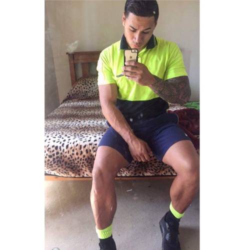 samoanpolybrah: nzhamo: This guy is just  Hahaha when this is my cousin lol