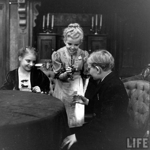 Arsenic and Old Lace with a juvenile cast(Eric Schaal. 1943)