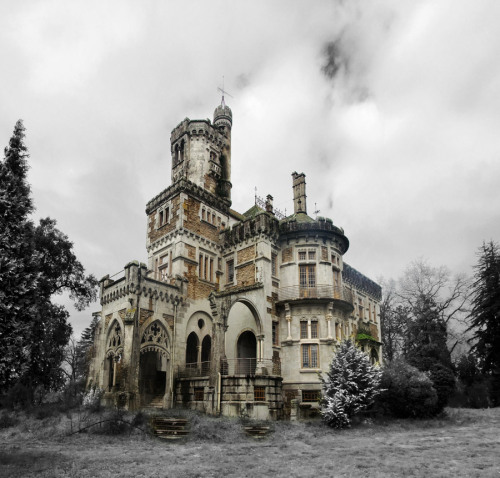 steampunktendencies:  Abandoned - The Castle of Dona Chica, Palmeira - Braga, Portugal  Photos: Ruin’arte 