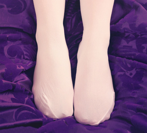 discreetdreams:Footmassage please! But I don’t remove my pantyhose, is that ok? :)