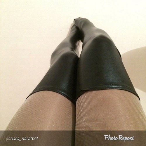 By @sara_sarah21 4X #pantyhose and #leather #stocking@juicypassionfruit#juicypassionfruit #asian #pe