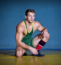 wrestlerbulge:  More STRAIGHT GUYS Here!