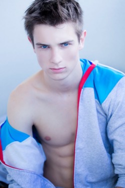 teensbodybuilding:  waistbandboy:  Pretty blue eyes!   