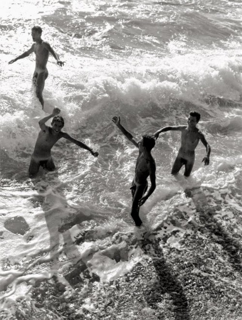 benudenfree: jihelle: photographie Konrad Helbig skinny dipping boys  -  beautiful shot&