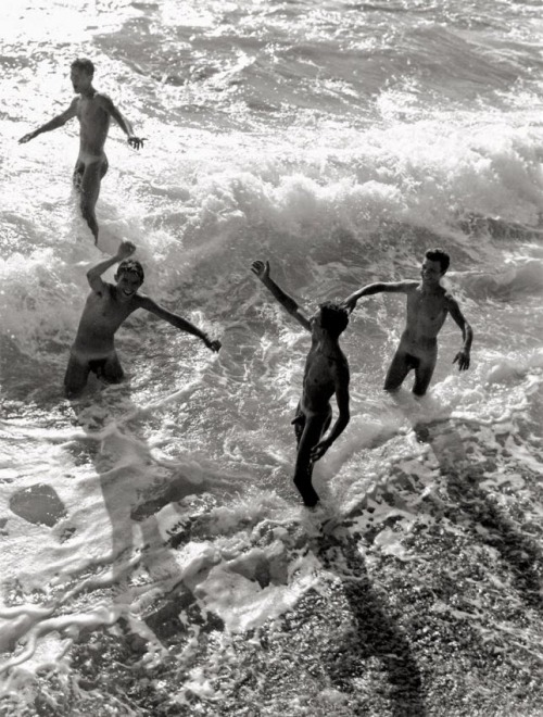 benudenfree: jihelle:  photographie Konrad Helbig  skinny dipping boys  -  beautiful shot&