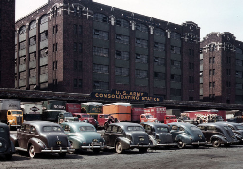 Freight depot of the U.S. Army consolidating station (Chicago, April 1943).