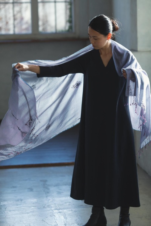 シルクコットンのスカーフ春の光に透けるような、ごく薄く手織りした肌触りのやわらかな生地。様々なお守りのモチーフの刺繍をちりばめたスカーフ。¥24,200Photograph by Isao H
