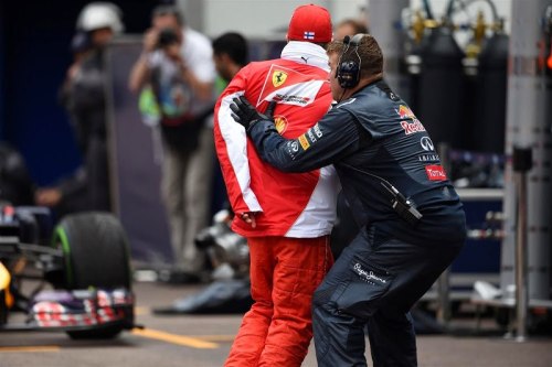 teandkimi:alterord:Kimi Raikkonen saved by Red Bull mechanic Nigel Hope.Apparently, Kimi was waving 