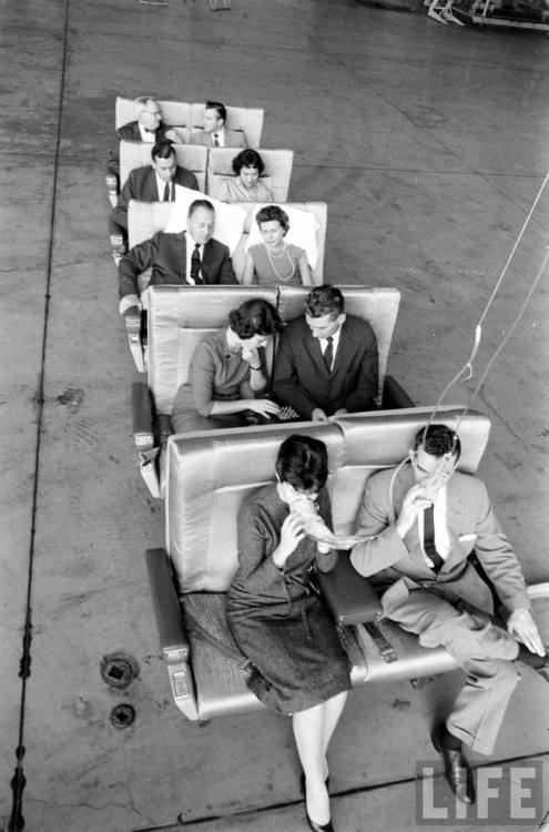 Airline passengers sans airplane(Joseph Scherschel. 1957)