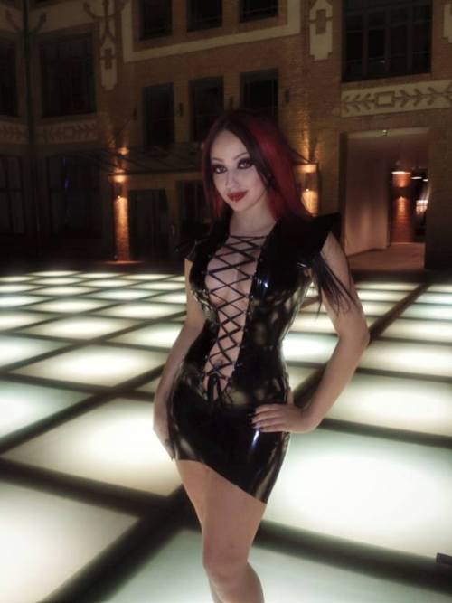 Sex latex-passion:  Dani Divine, ready for German pictures