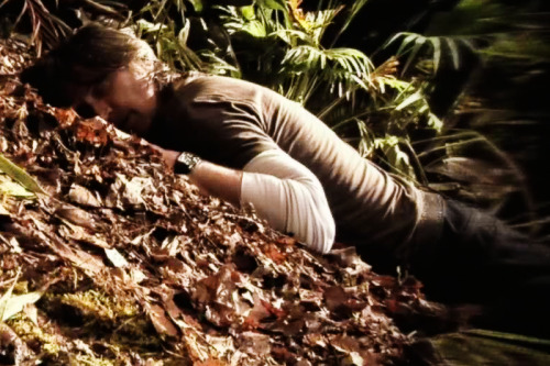 woodelf68:thechloris:Robert Carlyle - SGUA picture set of Rush lying prone and supine or sitting on 