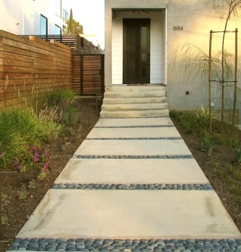 Modern Landscape In Los AngelesDesign Ideas For A Mid-sized Modern Drought-tolerant And Full Sun Front
