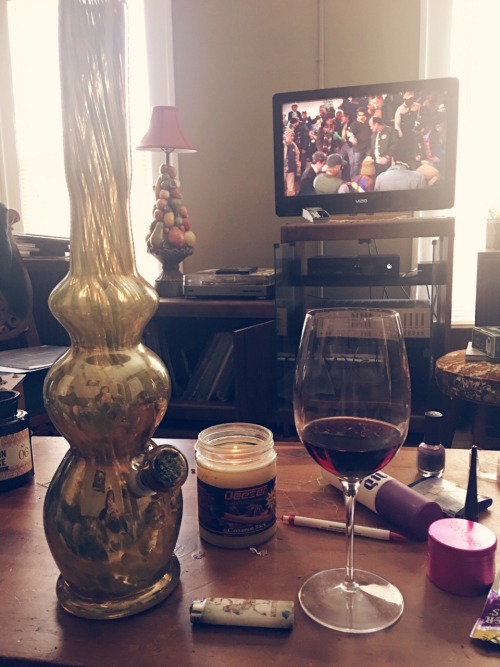 sirpsychedeliccrazy:  my friend’s new bong is bomb 🌟  also, only true adults smoke weed, drink wine, and watch that 70s show on a monday afternoon 🙃