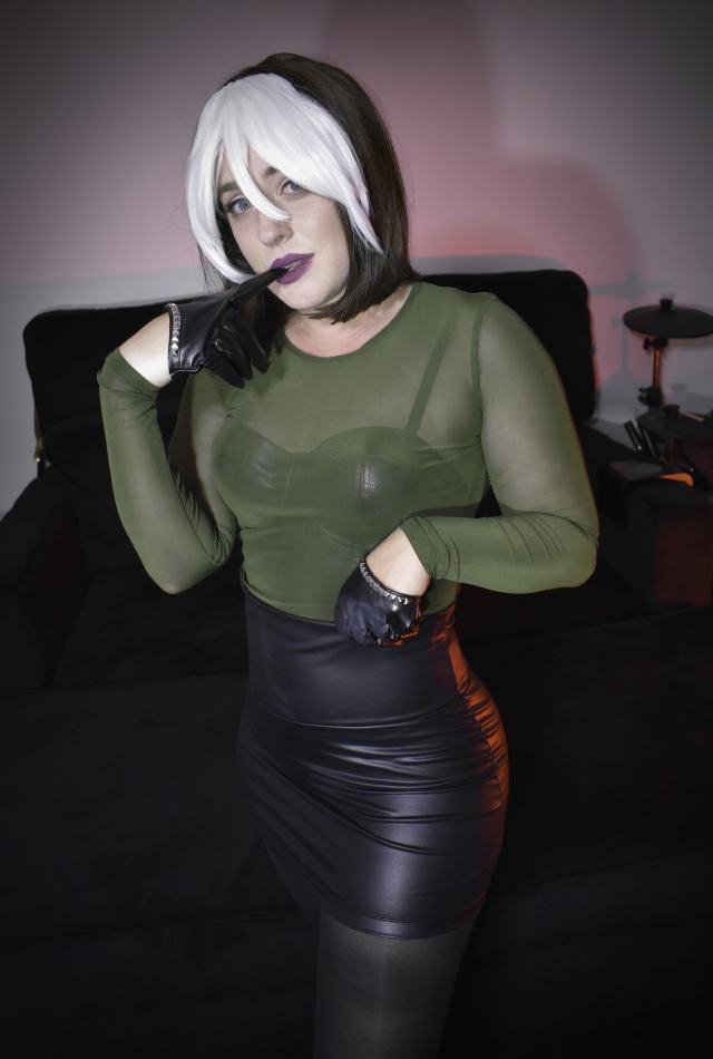 Anya Braddock cosplays as Rogue of the X-Men from X-Men Evolution