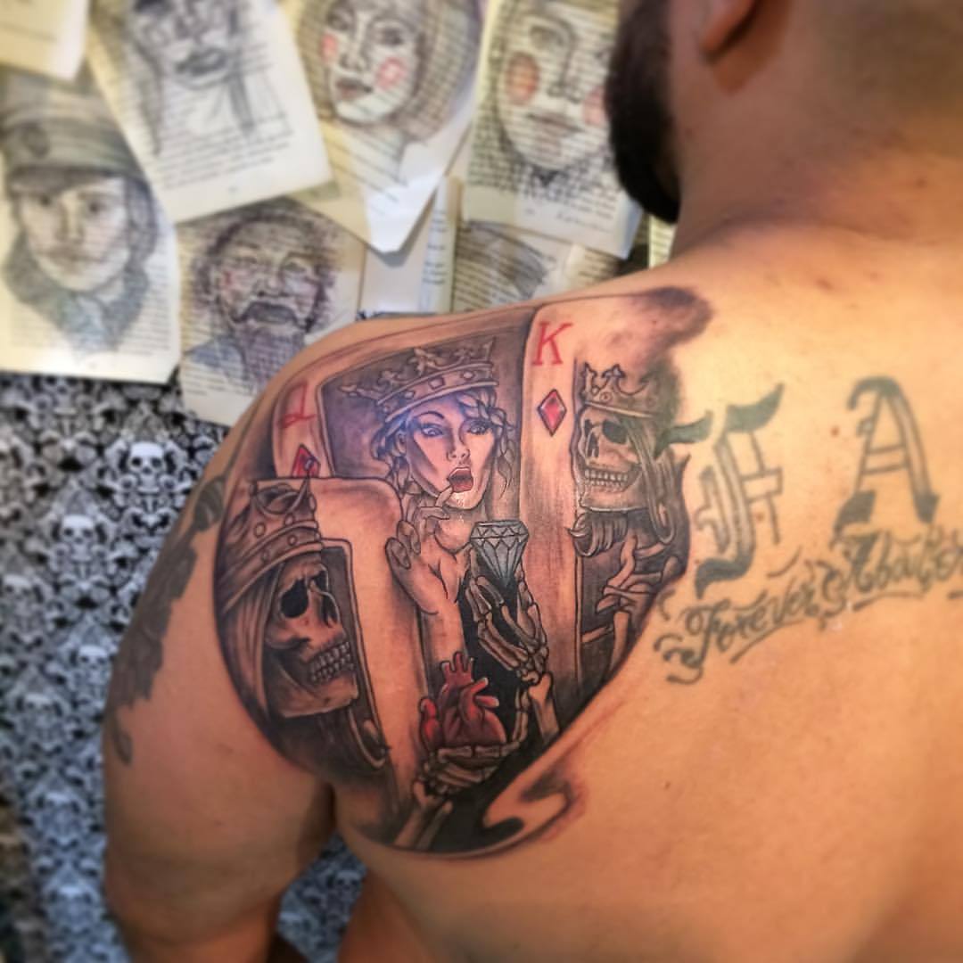 💀✖️tatuaje realizado en sombras con un poco de color con temática de cartas
