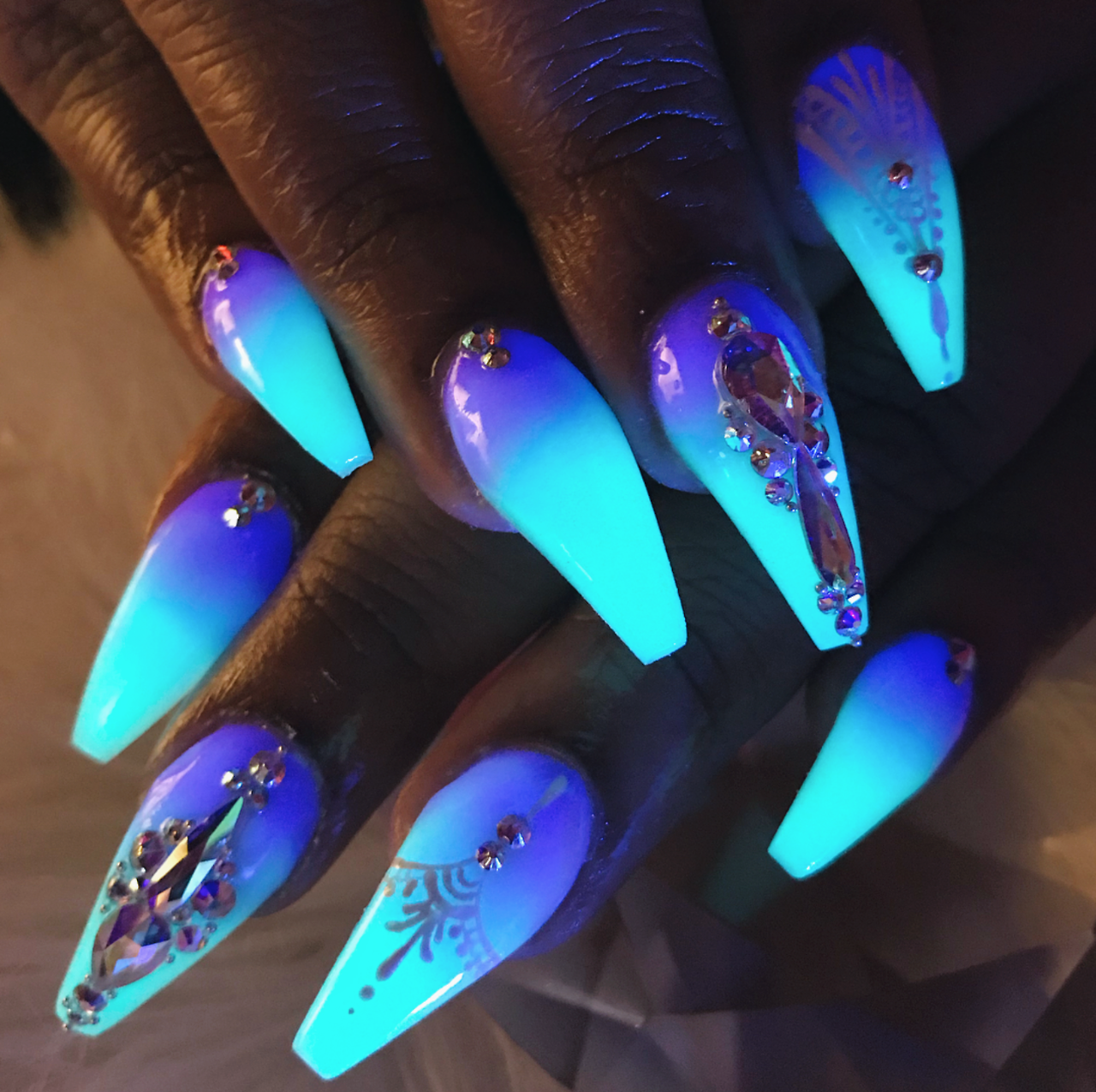 nailsonblackwomen:  Glow UP . 💙✨💜 #jeweledby_jasuyda