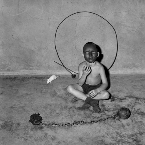 polipos:  Head inside shirt (2001) Prowling (2001) Wild Child (2003) - Roger Ballen 