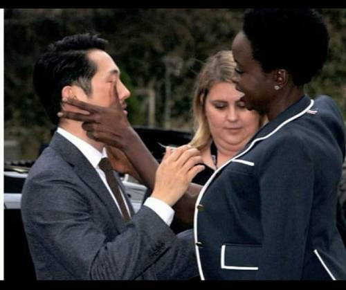 rileytwd:Danai wiping tears from Steven’s face.