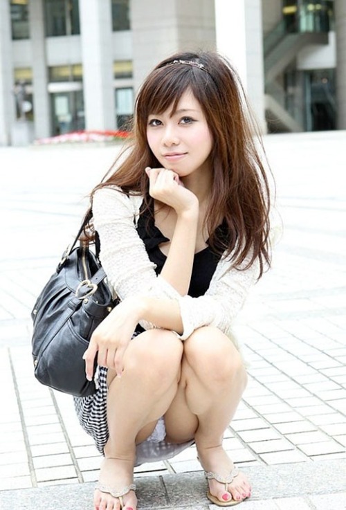 mincang:  【覗き】折りたたんだ美脚の間。しゃがみパンチラ画像30枚【股間】 エロ画像すももちゃんねる 