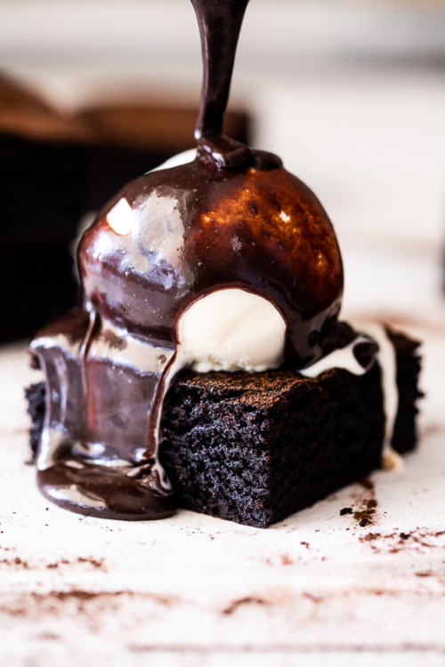 foodffs:  CHOCOLATE BROWNIESFollow for recipesIs this how you roll?