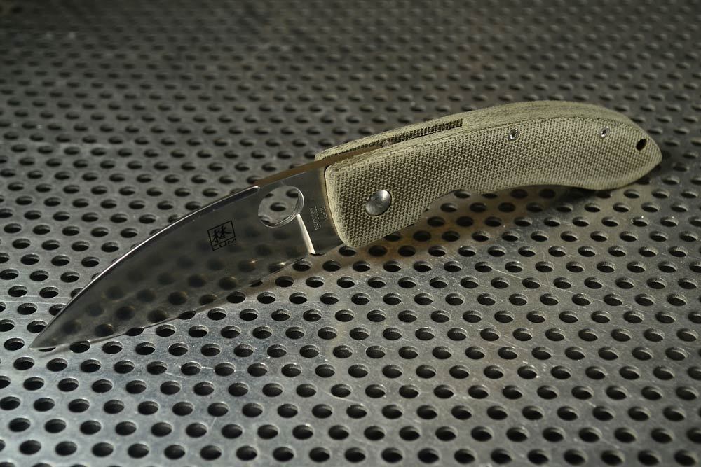 cuscadi:  Old skool Spyderco Lum with custom made micarta scales.