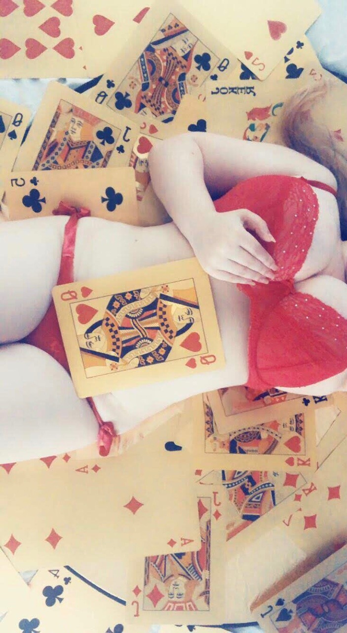 fluffypinktail:  Can I be your queen of hearts?