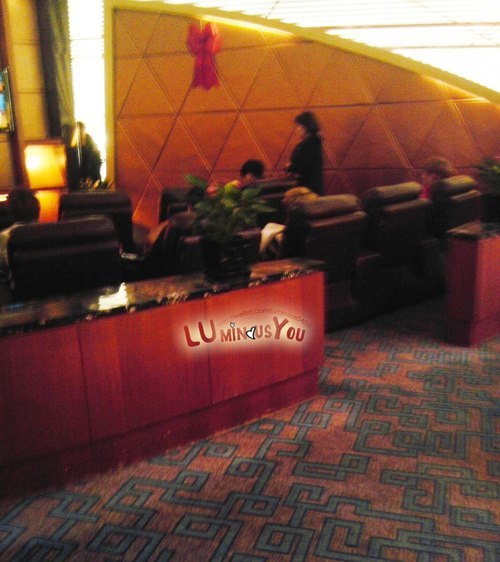 exokmplanet:[FAN ACCOUNT] 121208 EXO-M @ Beijing Airport.In the lounge, EXO-M was watching a movie,W