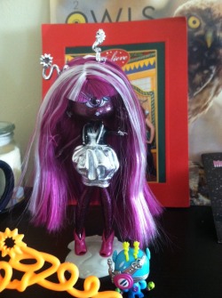 bitterseafigtree:  browngirlblues:  bitterseafigtree:  I got a new Novi Stars doll. Her eye lights up. Also? Her hair is a wig. I can’t decide if I wanna display her with hair or without.  None of that matters, tell me about Santaland SIMONE  I dragged