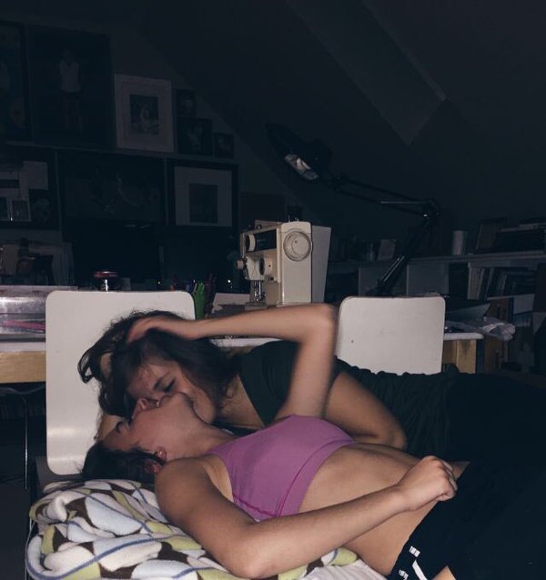 idrathergoforgirls:  👭 