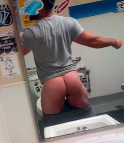 beefybutts:Bathroom butts 